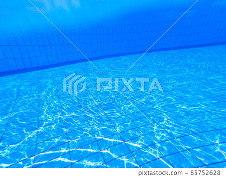 Blue pool water with sun reflections 85752628
