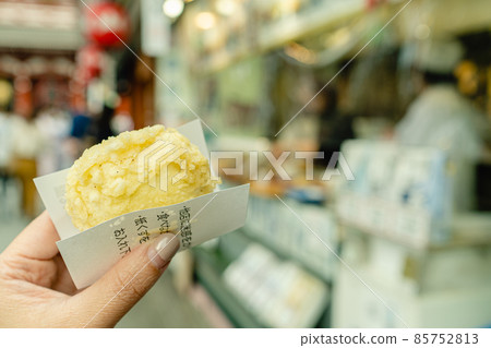 Eating and walking Asakusa fried manju Eating and walking Asakusa fried manju 85752813