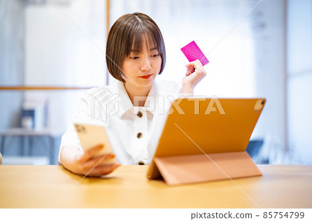 woman shopping online woman shopping online 85754799