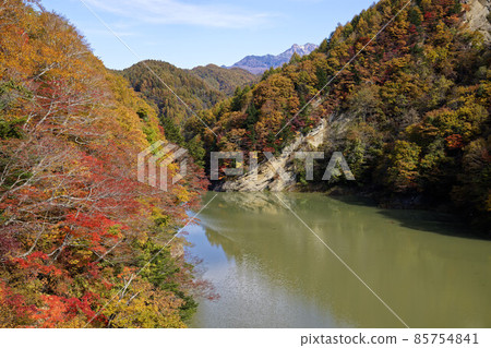Legendary village Kinasa _ Autumn leaves in the hem flower valley Legendary village Kinasa _ Autumn leaves in the hem flower valley 85754841