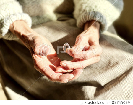 Hands of an elderly woman with a wedding ring 85755039