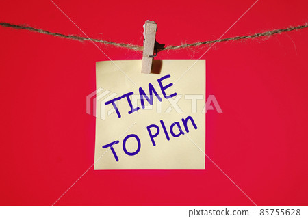 Time to plan text on a yellow sticker on a rope with clothespins on a red background, Concept photo Time to plan text on a yellow sticker on a rope with clothespins on a red background, Concept photo 85755628