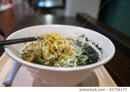 鹹味拉麵有很多蛤蜊和海藻。 85756177