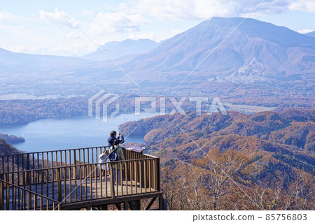 Lake Nojiri and Mt. Kurohime in late autumn 85756803