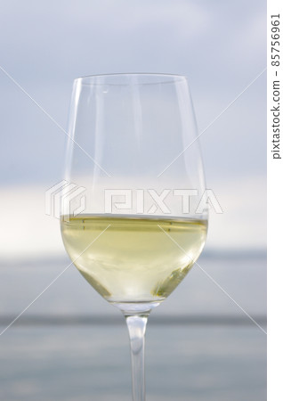 wine glass sea 85756961