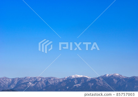 從甲南滋賀縣一側的平原看,冬季鈴鹿山脈的主要山脊線 從甲南滋賀縣一側的平原看,冬季鈴鹿山脈的主要山脊線 85757003