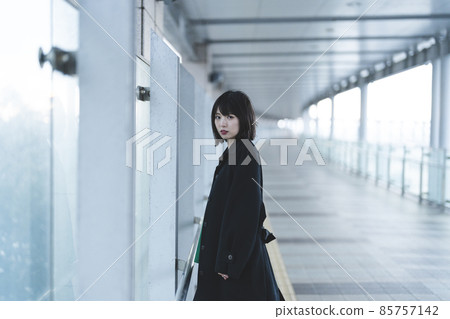 A woman wandering around the winter city 85757142