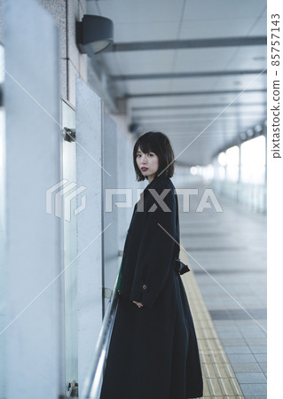 一個女人在冬天的城市裡閒逛 85757143