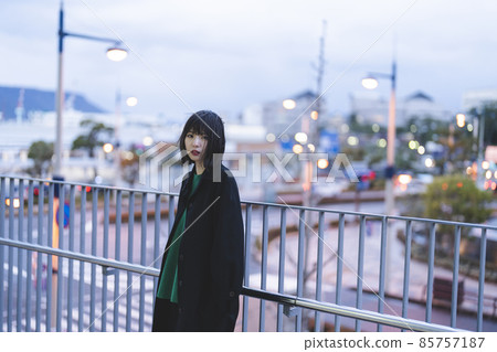 A woman wandering around the winter city 85757187
