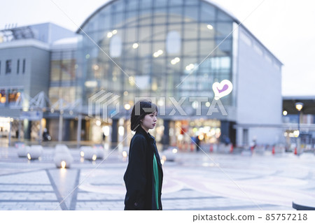 A woman wandering around the winter city A woman wandering around the winter city 85757218