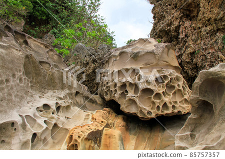沖繩西表島海美海灘上的奇石 85757357