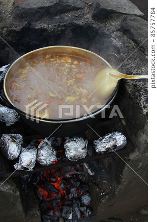 在戶外 kamado 中製作混亂的罐頭、咖哩和烤紅薯 在戶外 kamado 中製作混亂的罐頭、咖哩和烤紅薯 85757784