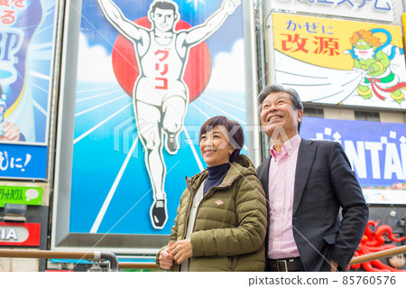 大阪道頓堀高級夫婦之旅-冬季之旅 一個熱鬧的旅遊勝地,擁有華麗的著名標誌、餐廳和劇院 大阪道頓堀高級夫婦之旅-冬季之旅 一個熱鬧的旅遊勝地,擁有華麗的著名標誌、餐廳和劇院 85760576