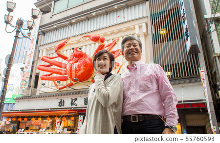大阪道頓堀高級夫婦之旅-冬季之旅 一個熱鬧的旅遊勝地，擁有華麗的著名標誌、餐廳和劇院 85760593