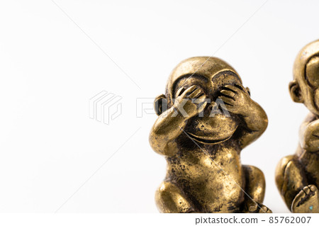 Three wise monkeys 85762007