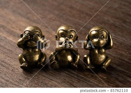 Three monkeys Three monkeys 85762110
