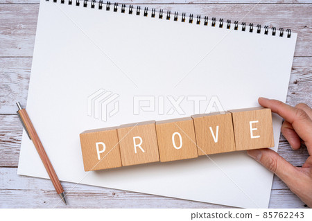 寫有“PROVE”字樣的積木、鋼筆、筆記本和人手 寫有“PROVE”字樣的積木、鋼筆、筆記本和人手 85762243