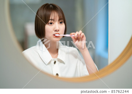 刷牙的女人 刷牙的女人 85762244