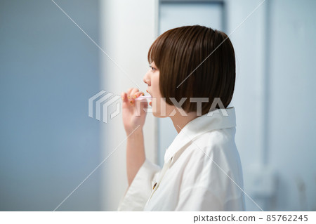 刷牙的女人 刷牙的女人 85762245