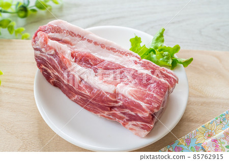 豬肉塊肉用糖和鹽揉成團 豬肉塊肉用糖和鹽揉成團 85762915