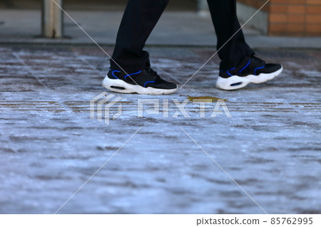 凍結的人行道圖像 85762995