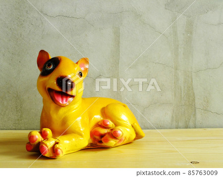 dog statue ceramic with space copy on wooden background dog statue ceramic with space copy on wooden background 85763009