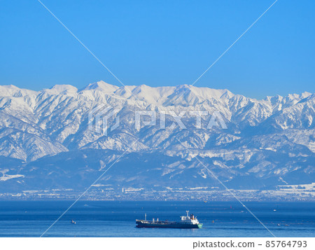 一月（冬季）一艘在富山縣高岡市富山灣航行的船（大型船），從天晴海岸俯瞰白雪皚皚的立山山脈 85764793