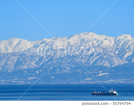 一月（冬季）一艘在富山縣高岡市富山灣航行的船（大型船），從天晴海岸俯瞰白雪皚皚的立山山脈 85764794