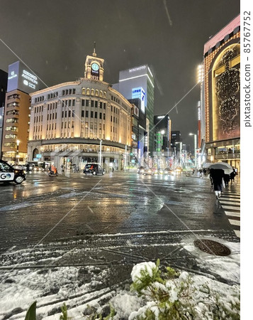 2022年1月下大雪的東京銀座四丁目十字路口 85767752