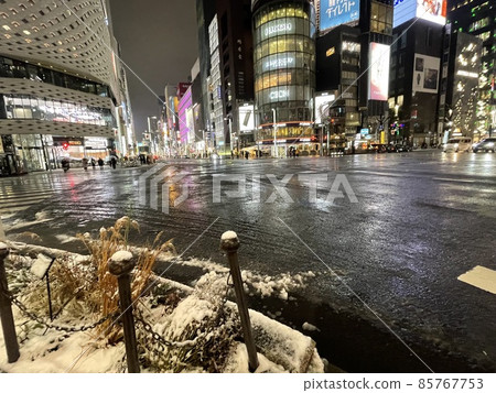 2022年1月下大雪的東京銀座四丁目十字路口 2022年1月下大雪的東京銀座四丁目十字路口 85767753
