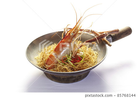 Casseroled prawns with vermicelli in clay pot on white Casseroled prawns with vermicelli in clay pot on white 85768144