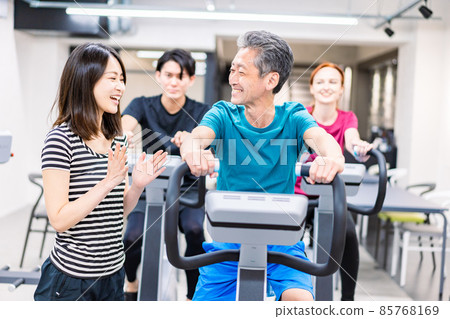 People who go to the gym 85768169