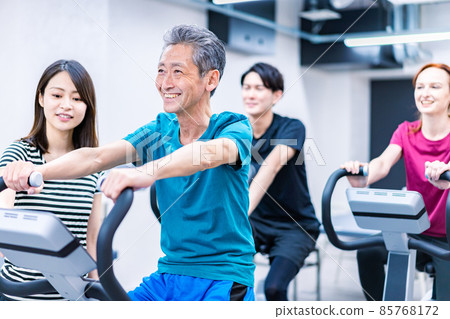 People who go to the gym 85768172