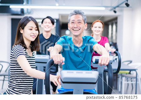 People who go to the gym 85768175