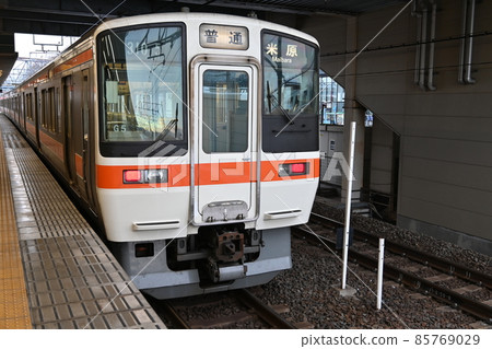 Train before departure from Maibara Station on the Tokaido Main Line 85769029