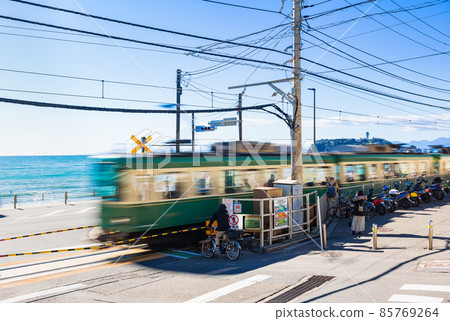 Shonan Beach Enoden Railroad Crossing in front of Kamakura High School 85769264