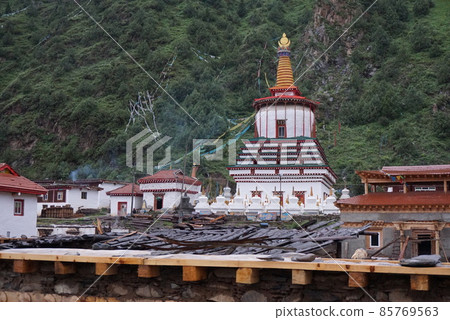 Zamthang Tibetan Temple 85769563