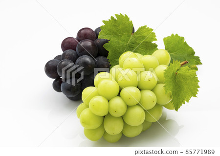 Shine Muscat and Kyoho on a white background 85771989