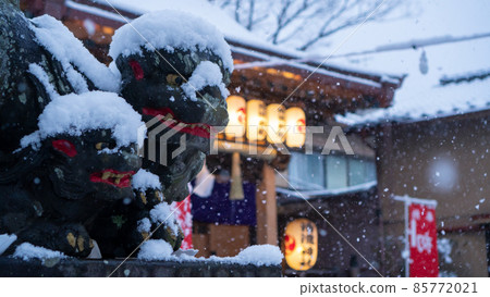 Komainu parent and child and snow scene 85772021