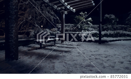雪夜的公園和長椅 雪夜的公園和長椅 85772031