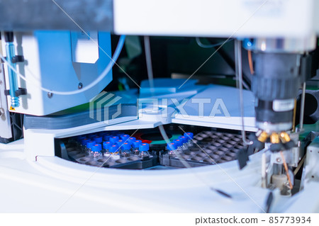 Auto sample with glass vials and blue caps for HPLC analysis of the biological samples. Research of oncological diseases. Auto sample with glass vials and blue caps for HPLC analysis of the biological samples. Research of oncological diseases. 85773934