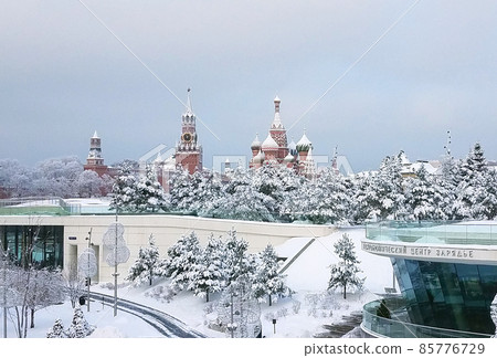 Christmas time in Moscow - snow falling on Red Square Christmas time in Moscow - snow falling on Red Square 85776729