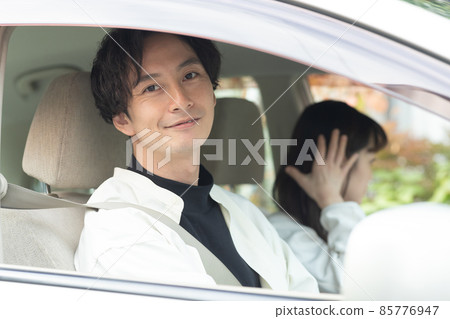 享受駕車約會的男人和女人 享受駕車約會的男人和女人 85776947