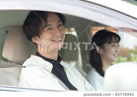 享受駕車約會的男人和女人 享受駕車約會的男人和女人 85776948