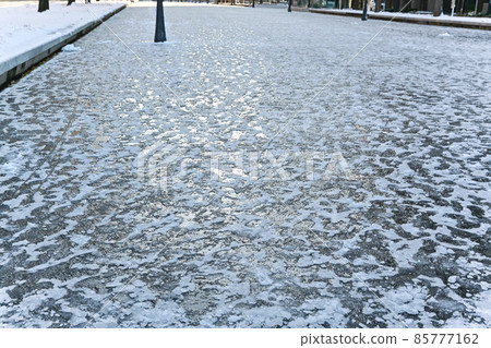 東京因雪而結冰的道路景觀 東京因雪而結冰的道路景觀 85777162