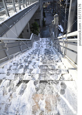 Scenery of frozen roads in Tokyo due to snow 85777176