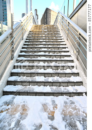Scenery of frozen roads in Tokyo due to snow 85777177
