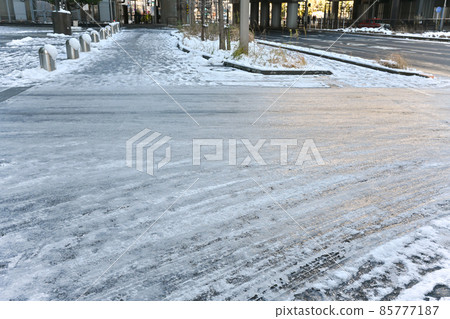 東京因雪而結冰的道路景觀 85777187