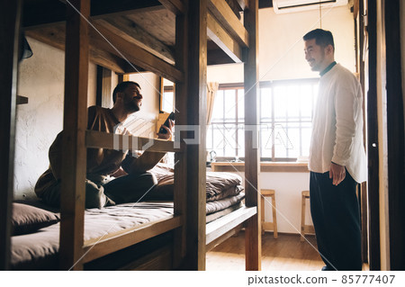 兩個男人在雙層床上聊天 85777407