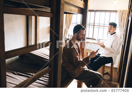 兩個男人在雙層床上聊天 85777408
